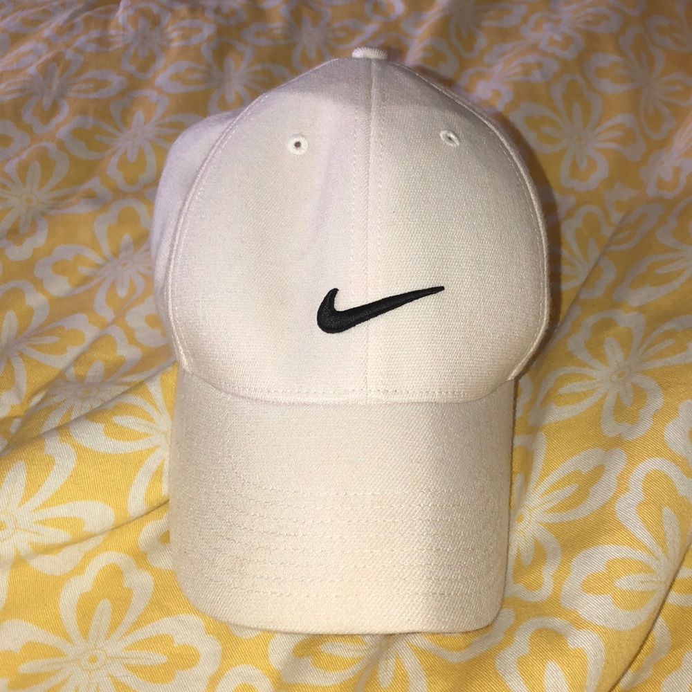 White Nike Hat ⭐️